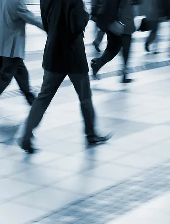 Personas caminando en un entorno corporativo